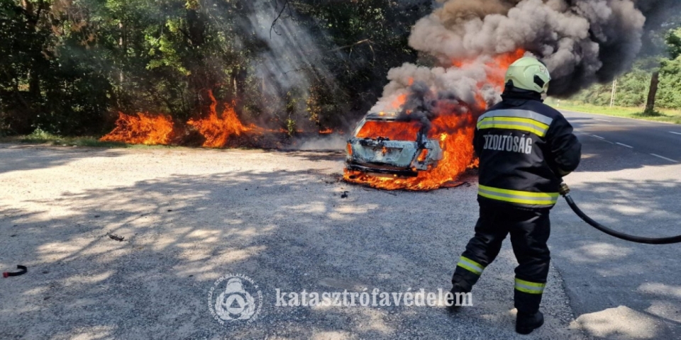 Kiégett egy autó Kup és Bakonypölöske között
