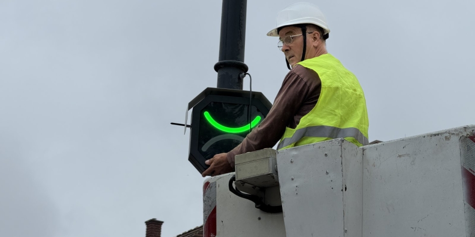Sebességmérő smiley-k segítik a biztonságosabb közlekedést Pápán