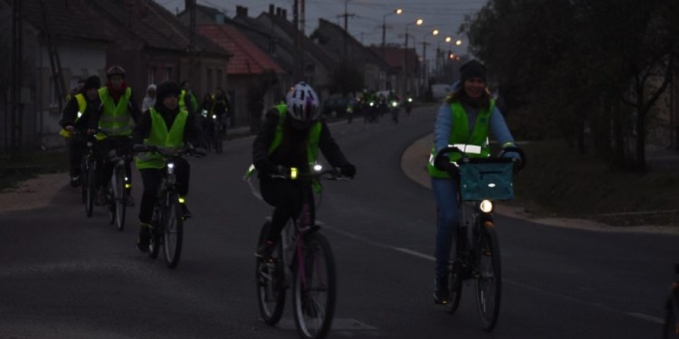 Biciklitúra a közlekedési balesetek áldozataira emlékezve