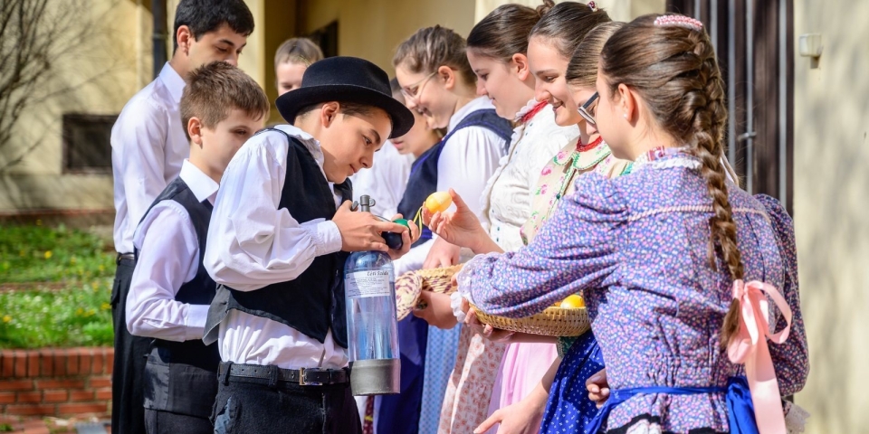 Locsolás: hagyomány, emlék vagy már csak formalitás?