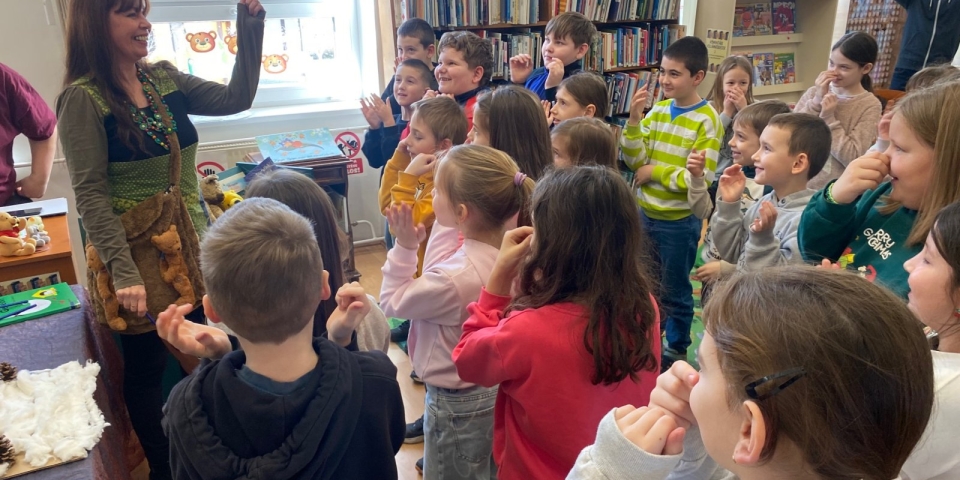 Mackómánia a könyvtárban