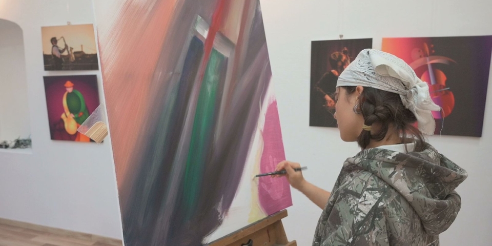 Záróünnep festményekkel és zenével