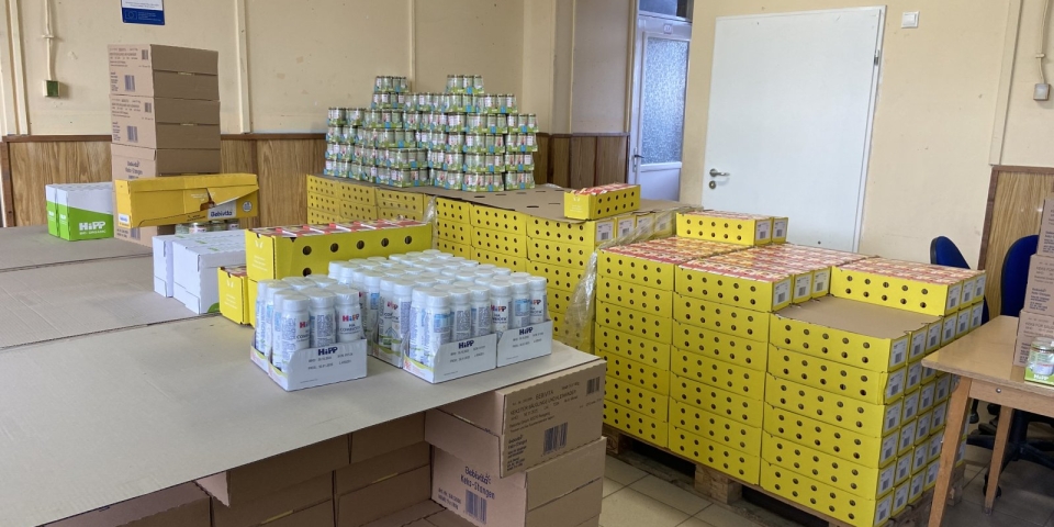Bébiételcsomagok a legkisebbeknek  közel 24 millió forint értékű adományt osztottak szét