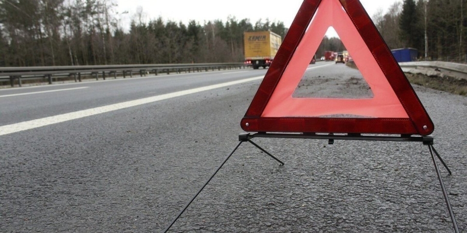 Szalagkorlátnak ütközött egy autó a 83-as főúton