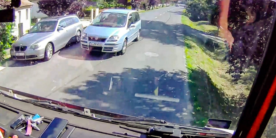 Sziréna és kék villogó  Ne bénázz, adj utat!