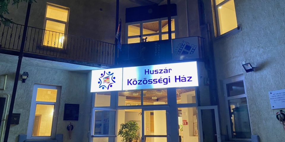 Éjszaka is megtelt élettel a Huszár Közösségi Ház