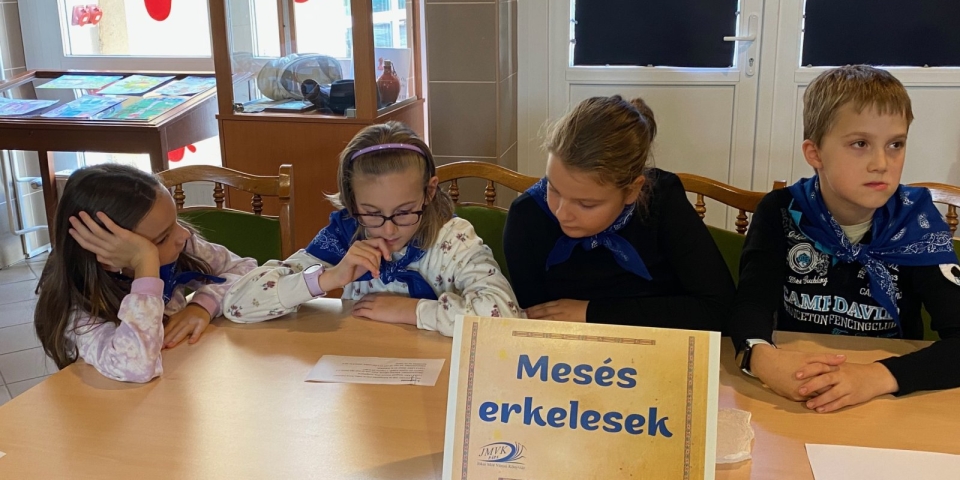 Mesevetélkedő a könyvtárban