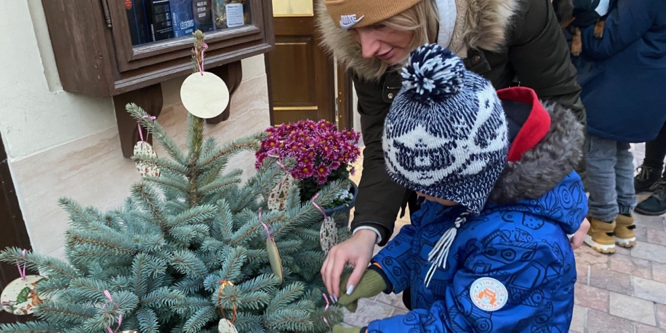 Mosolyt és karácsonyi díszeket vittek a pápai óvodások a belvárosba