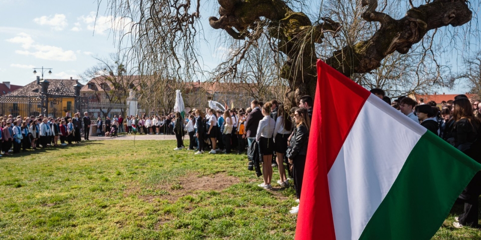Közel ezerötszázan szavalták együtt a Nemzeti dalt Pápán