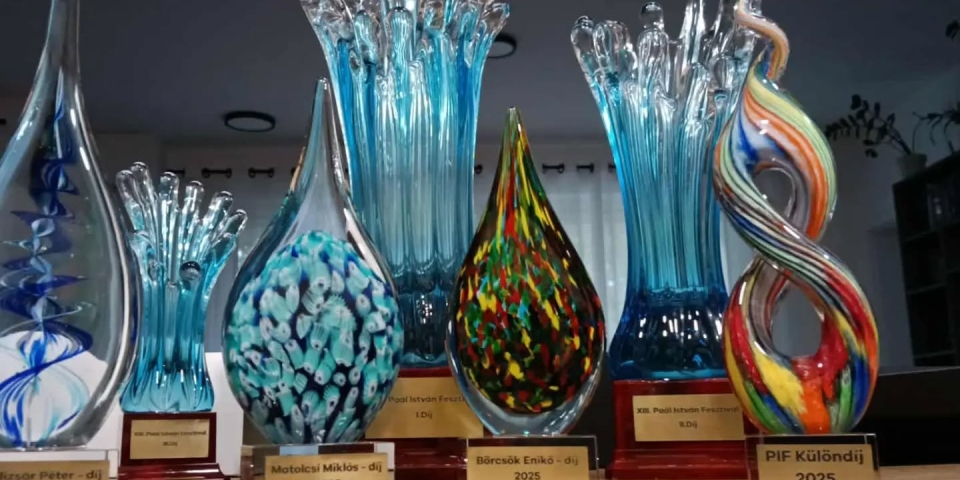 Csillogó siker az Üvegcipővel  fődíj és színészi elismerés az S.K. Társulatnak