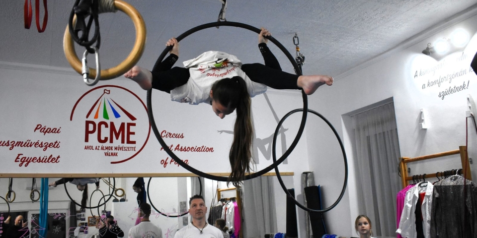 A légtorna élvonalában a pápai cirkuszművészetisek