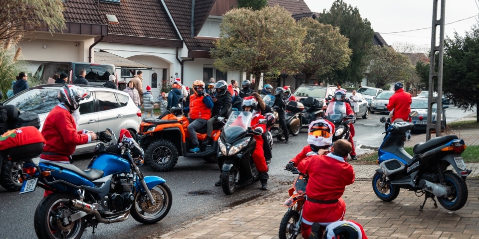 Motoron érkezett az ajándék