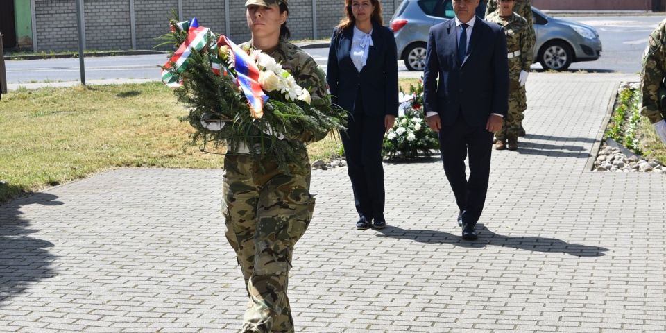 Tisztelgés a múlt és a jelen katonái előtt