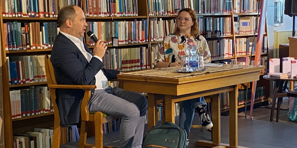 Aki fáradt embereknek ír