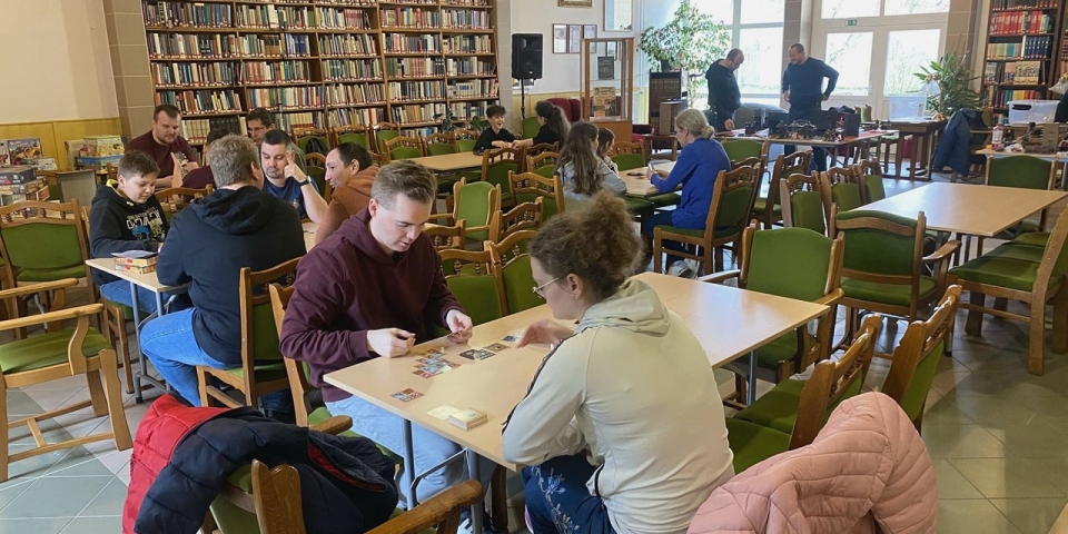 Játék a könyvtárban