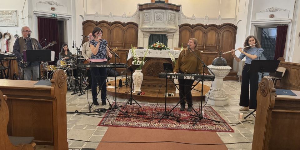 Számunkra minden versben ott van a dal...