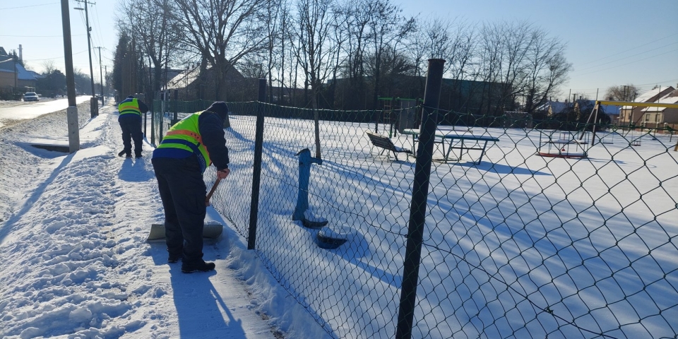 Közterület-felügyelők hólapáttal