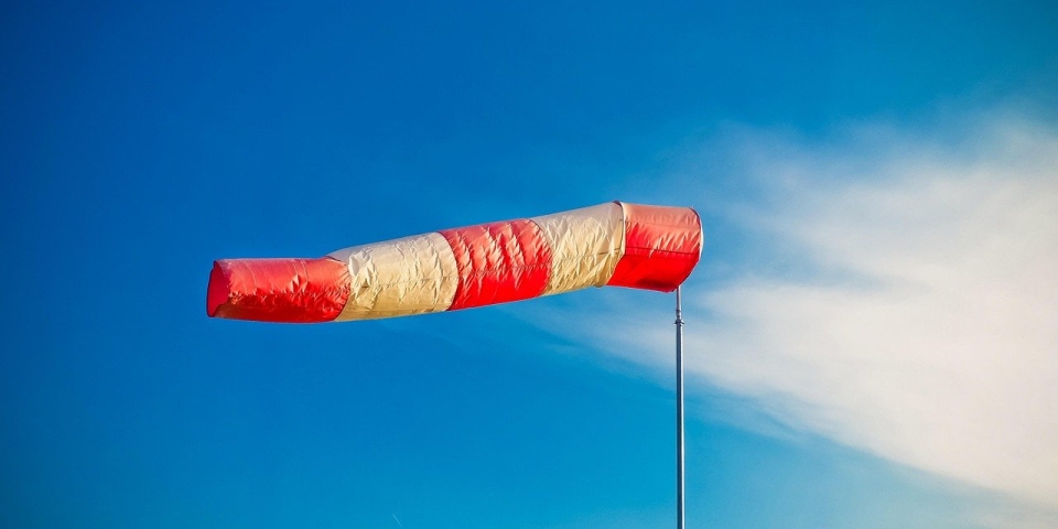 Széllökések veszélyére figyelmeztetnek a meteorológusok