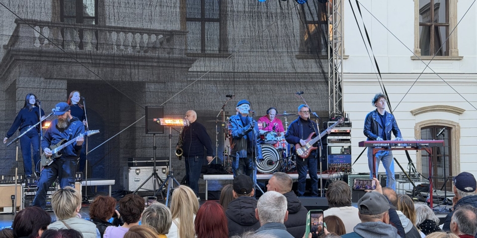 Bikini koncert az Esterházy-kastély udvarán