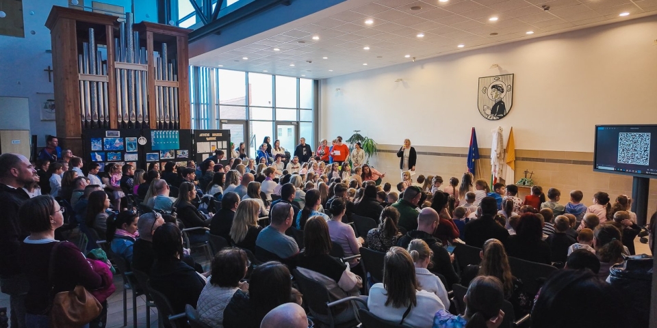  Nyitva a kapu a leendő elsősök előtt  Manó Tanoda a katolikus iskolában