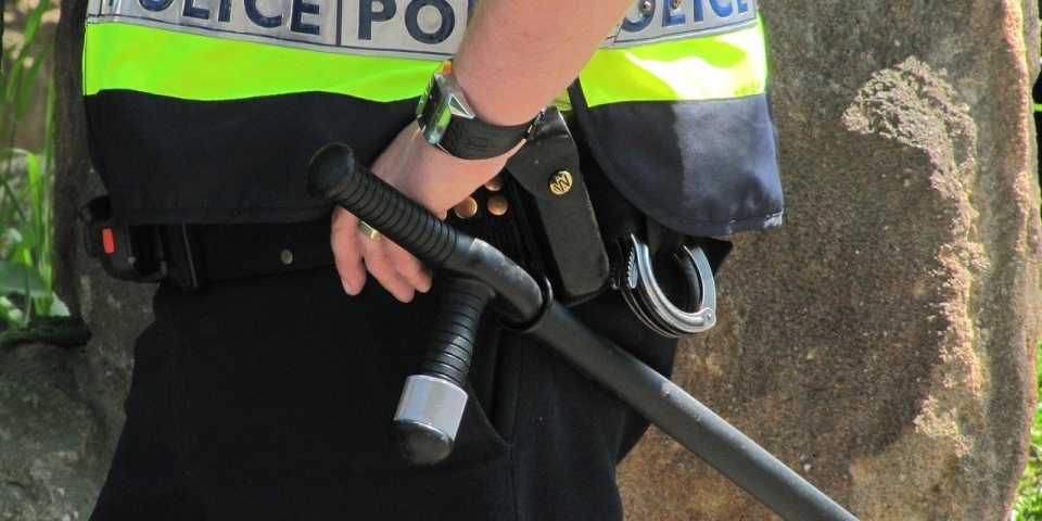 Whiskysüveggel fenyegetőzött a Pápa környéki kamasz és társa