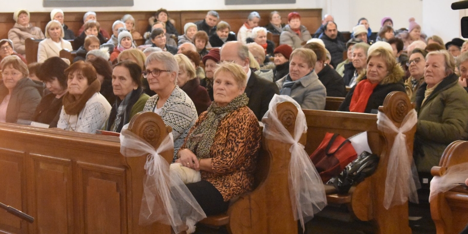 Ünnepi adventi műsorral búcsúztatták az évet a pápai nyugdíjasok
