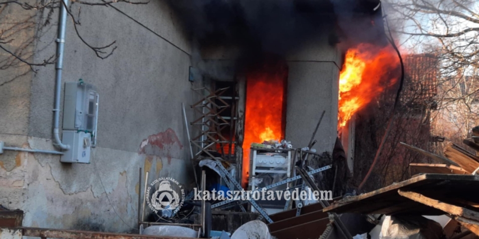 Két életet követeltek a lakástüzek