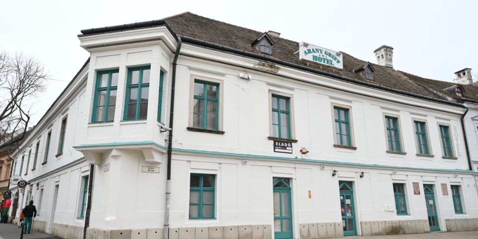 Eladó a pápai Arany Griff  A város szívének egy darabja új gazdára vár