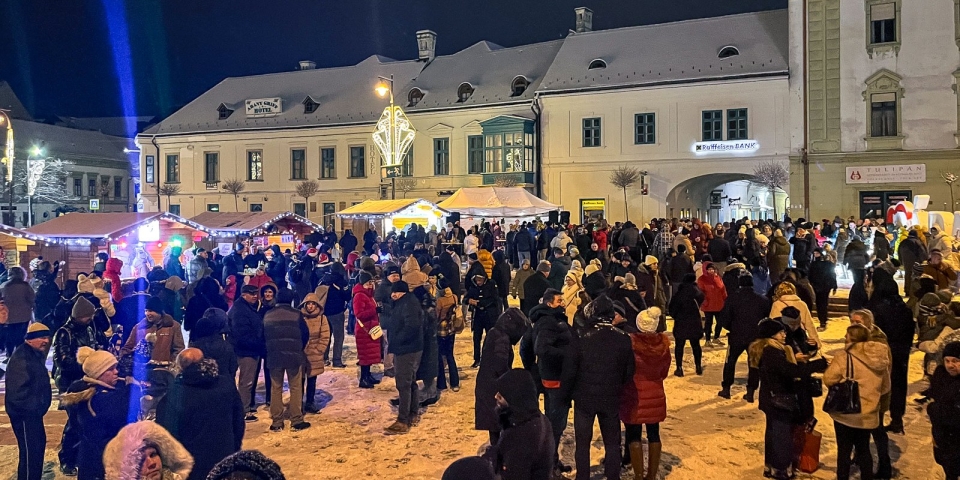 Szilveszter a Fő téren  Sokan búcsúztatták az óévet a város szívében