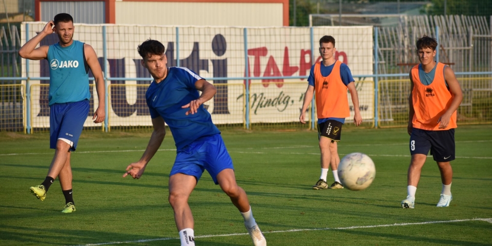 Villanyfényben fogadja a Bicskét a Perutz