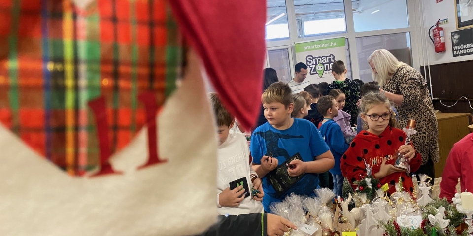 Manók, angyalkák és mosolyok: megnyílt a Weöres karácsonyi vására