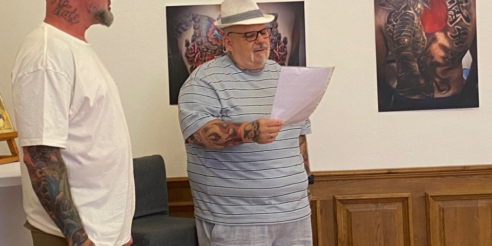 „Tetoválásokból született igazság” — Ikits Tamás kiállítása a PedGalériában