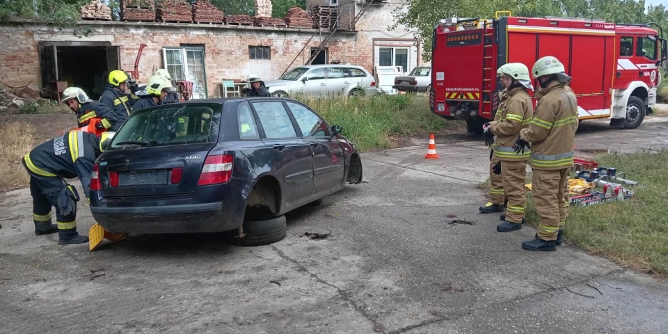 Autóroncsok között gyakoroltak a tűzoltók