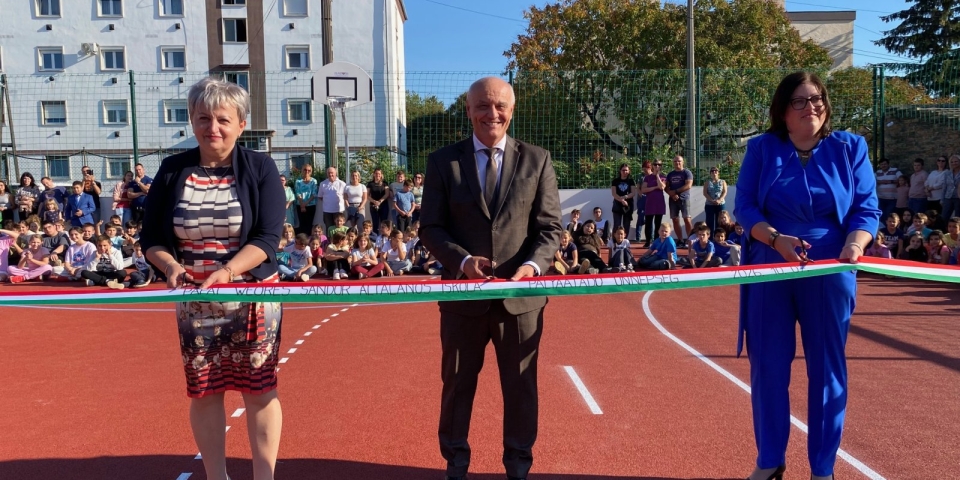 Régi álom vált valóra: megújult a Weöres Sándor Általános Iskola sportpályája