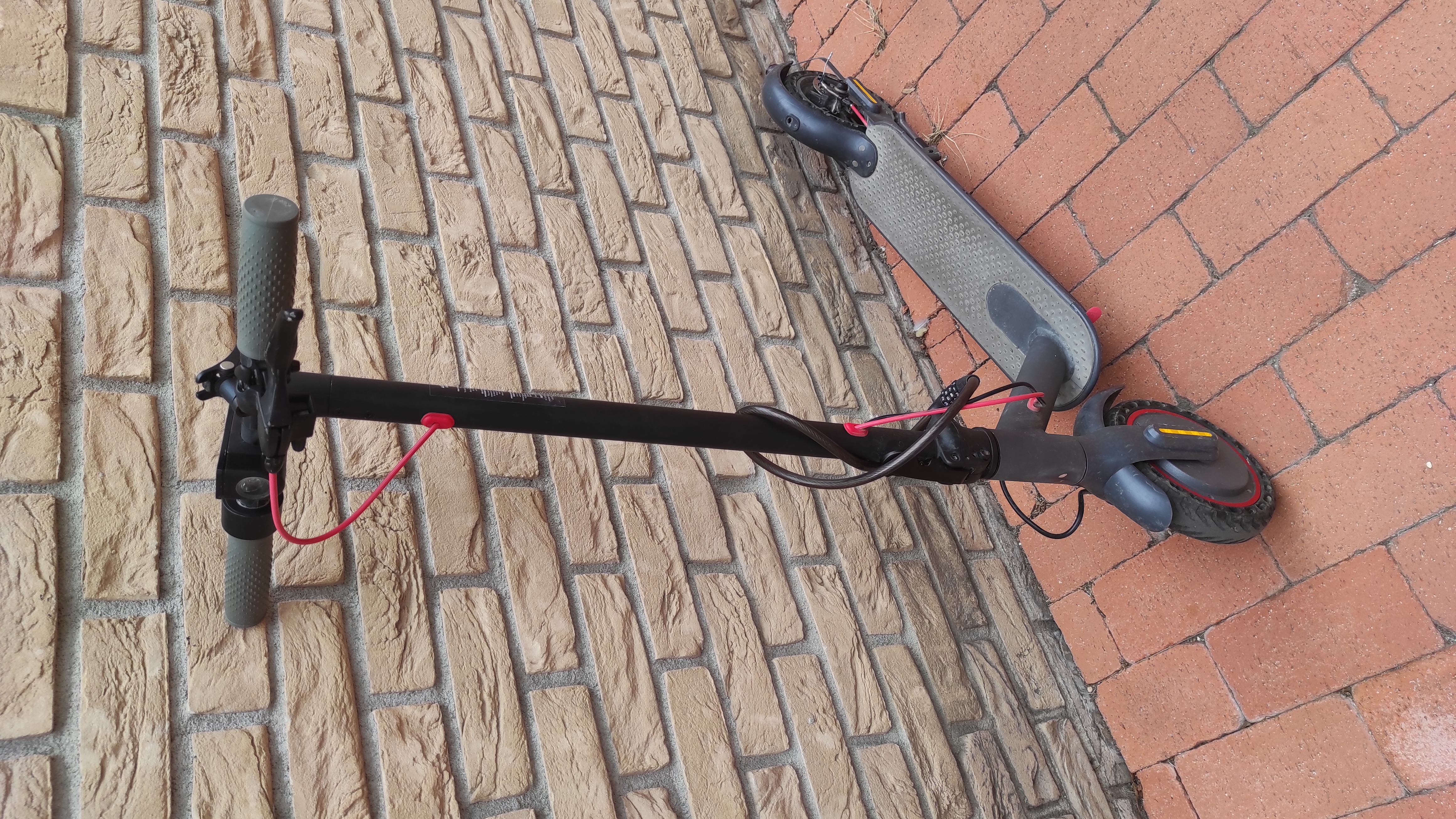 MK083 Pro elektromos roller teljes kép elölnézet